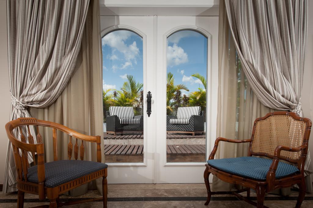 Hotel Tropical Манаус Екстер'єр фото A window with curtains
