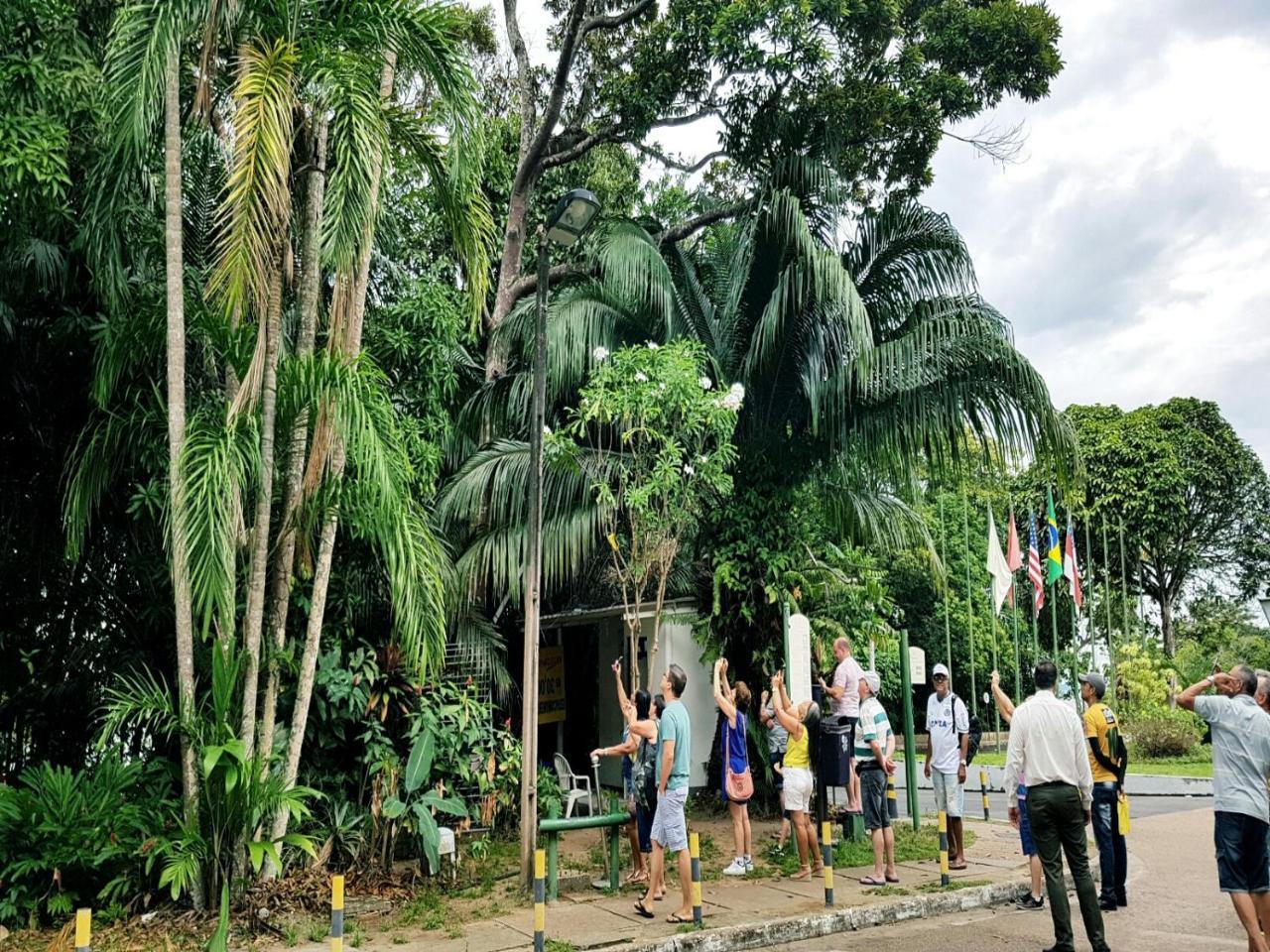 Hotel Tropical Манаус Екстер'єр фото Visitors at the entrance of the zoo